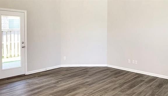 4th image of 479 Lakeshore Vlg E
