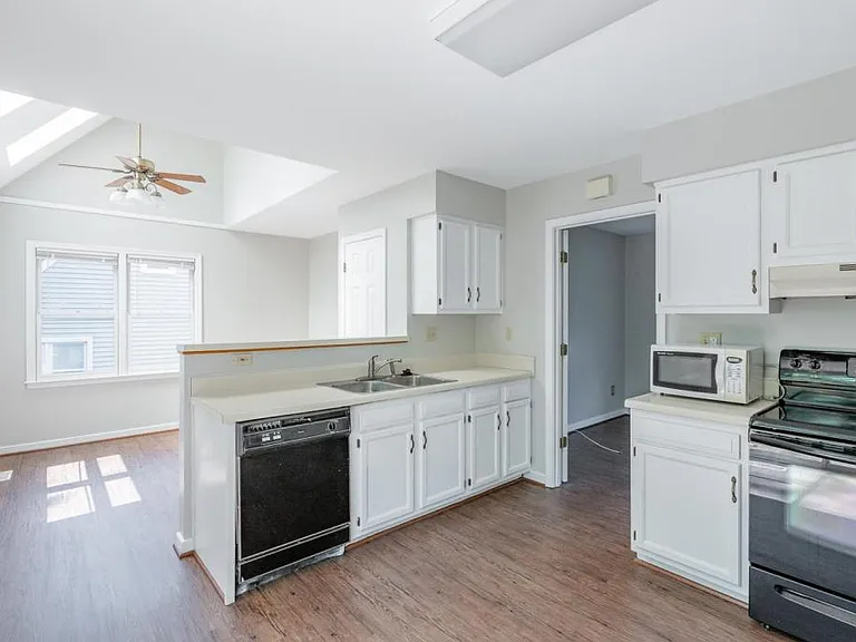 8915 Castle Point Dr — Photo 7