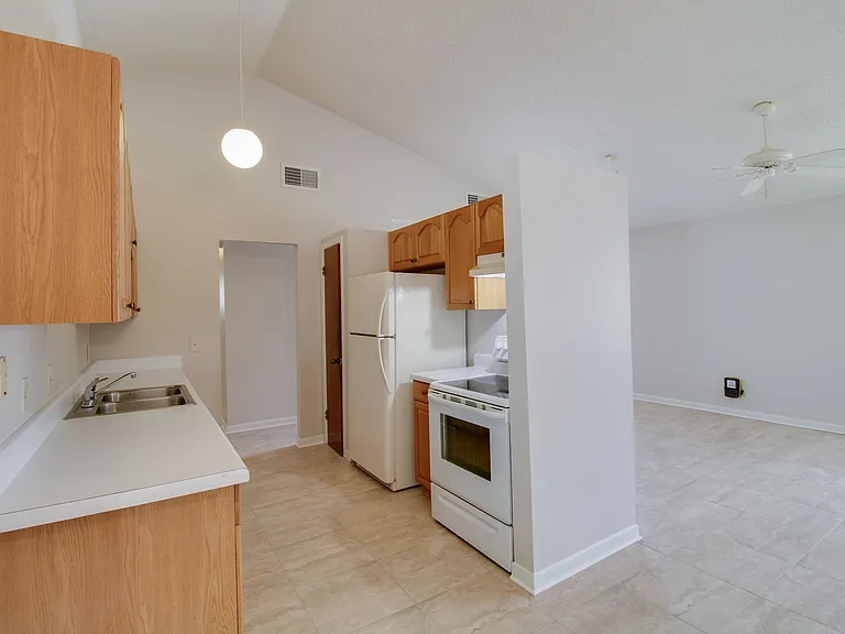 754 Forest St — Photo 8