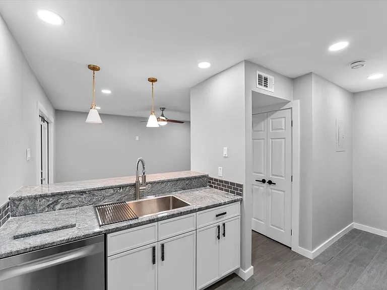305 Valley Park Dr — Photo 13
