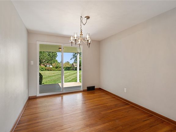 5th image of 172 Elmwood Dr