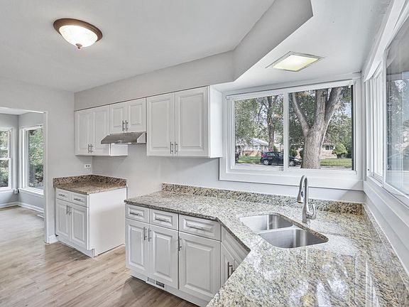 3rd image of 17014 Lorenz Ave