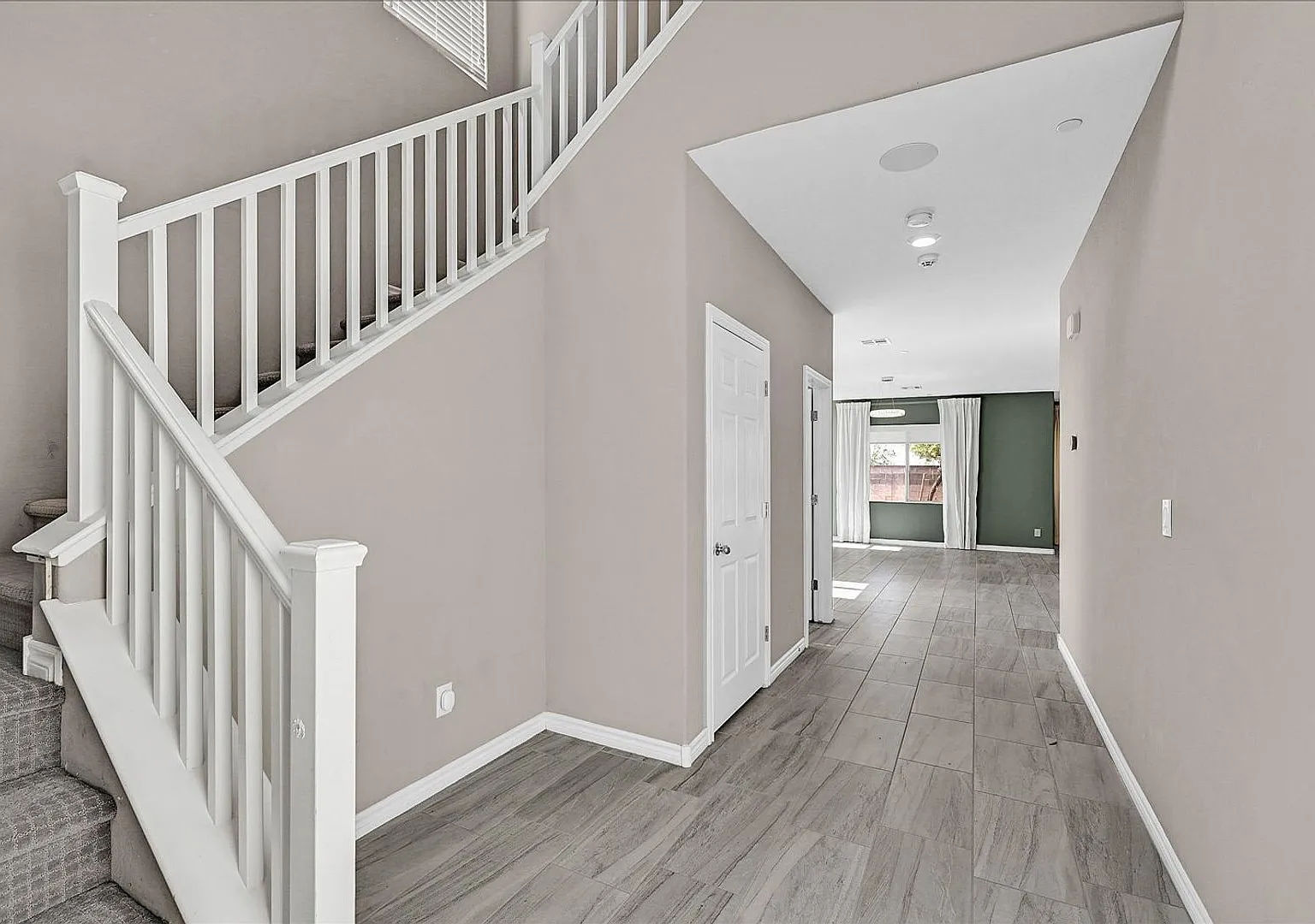 Stunning Next-Gen Home! 5 Bedrooms 5 Bathrooms In Gated Community! — Photo 3