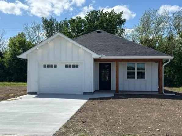 504 McGuire Dr E, Iola, KS 66749