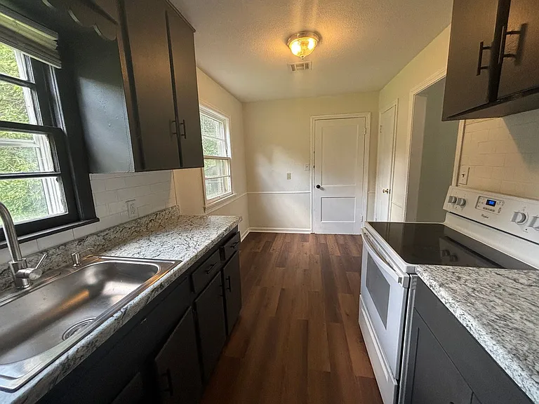 2527 S Hydraulic St — Photo 4