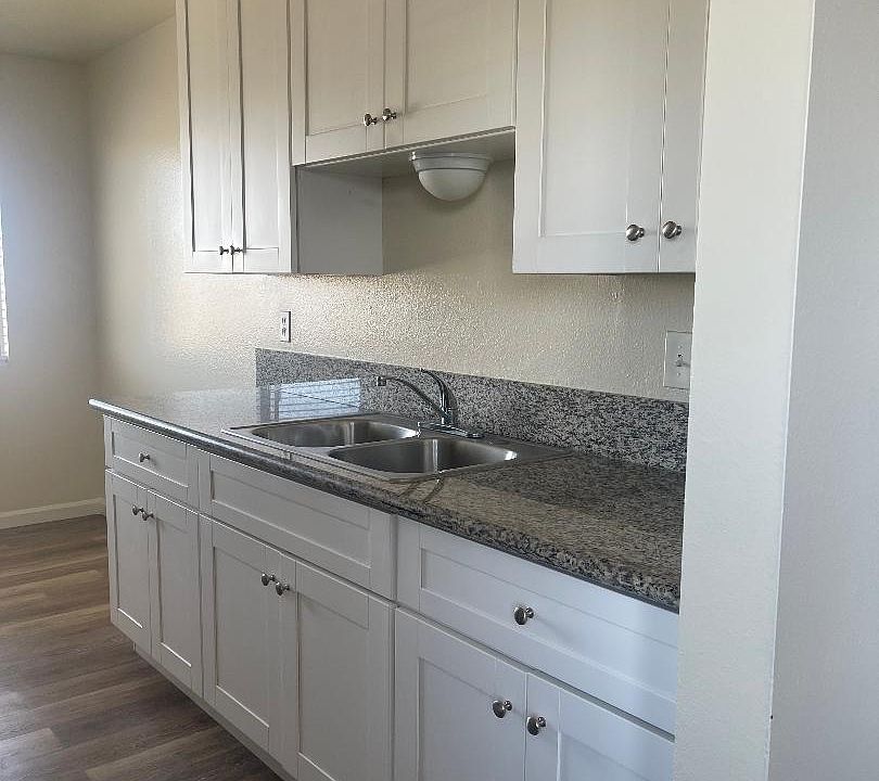 Upgraded countertop and kitchen cabinets