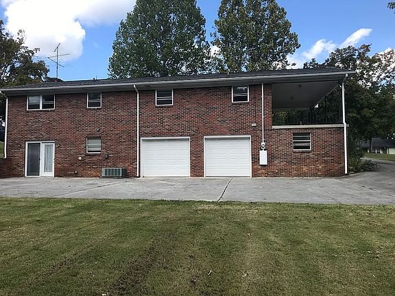 2-car garage/bigparking area