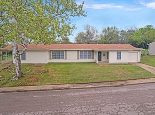 80 Vandenburg Dr, Denison, TX 75020