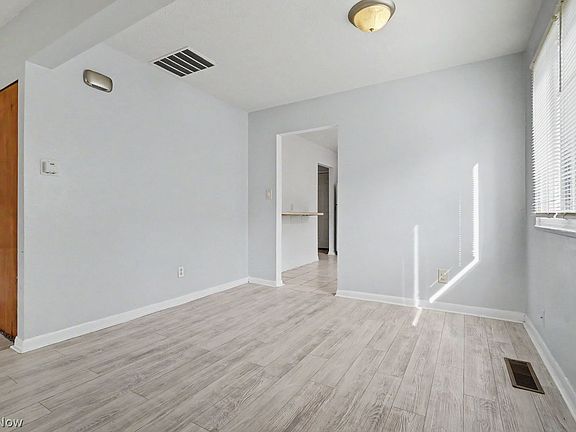 5th image of 711-713 Akron Blvd