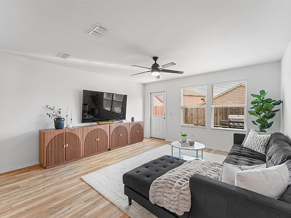 5th image of 2065 Henrietta Dr