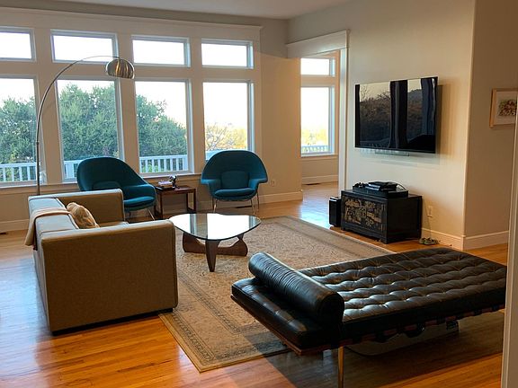 Living Room with 10 foot ceilings