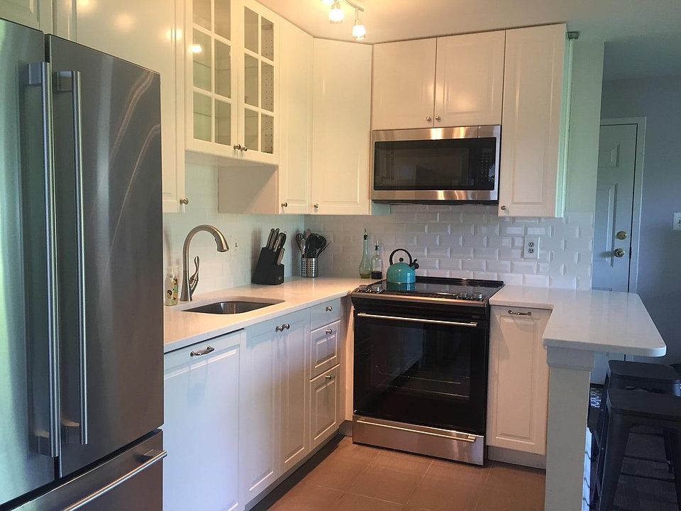 Recently remodeled kitchen with dishwasher, refridgerator with water dispenser and ice maker.