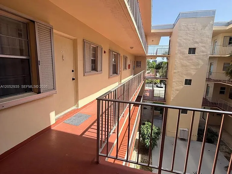 1747 Rodman St #305 — Photo 11