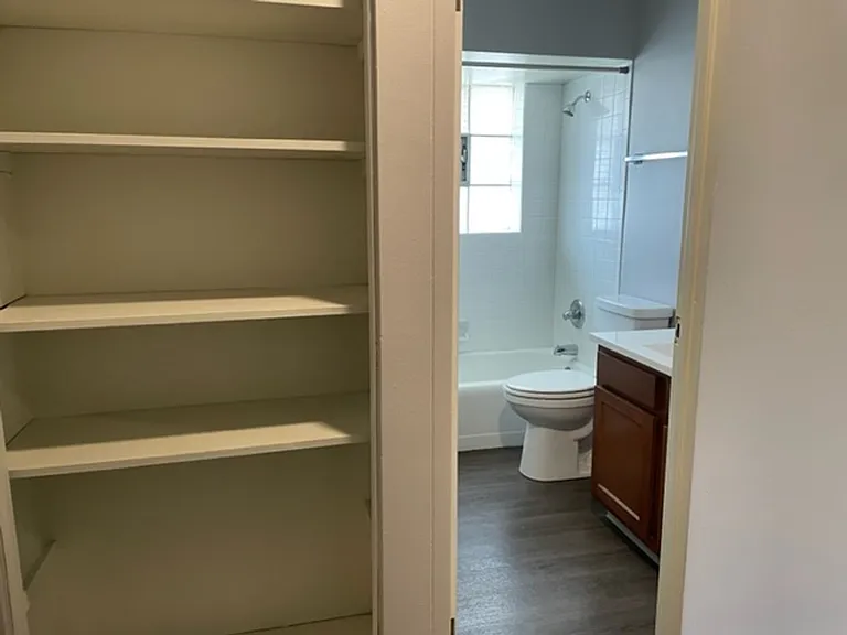 Apartment off 28th and Clyde Park Available — Photo 107