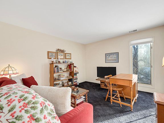 5th image of 1S055 Spring Rd APT 2C