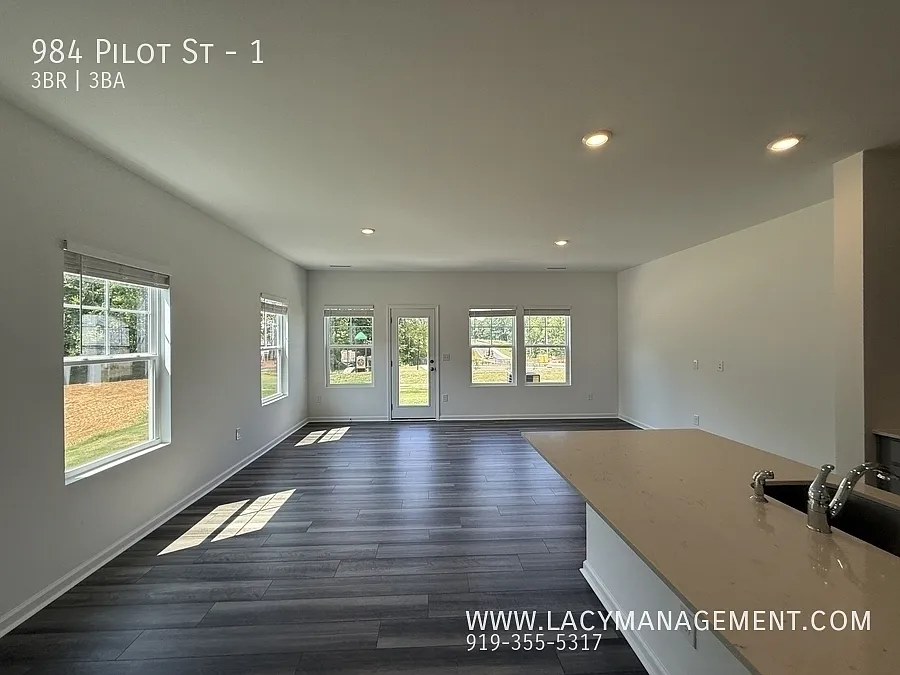 3 bed, 2.5 bath, 1592 sqft, $1,795 — Photo 4