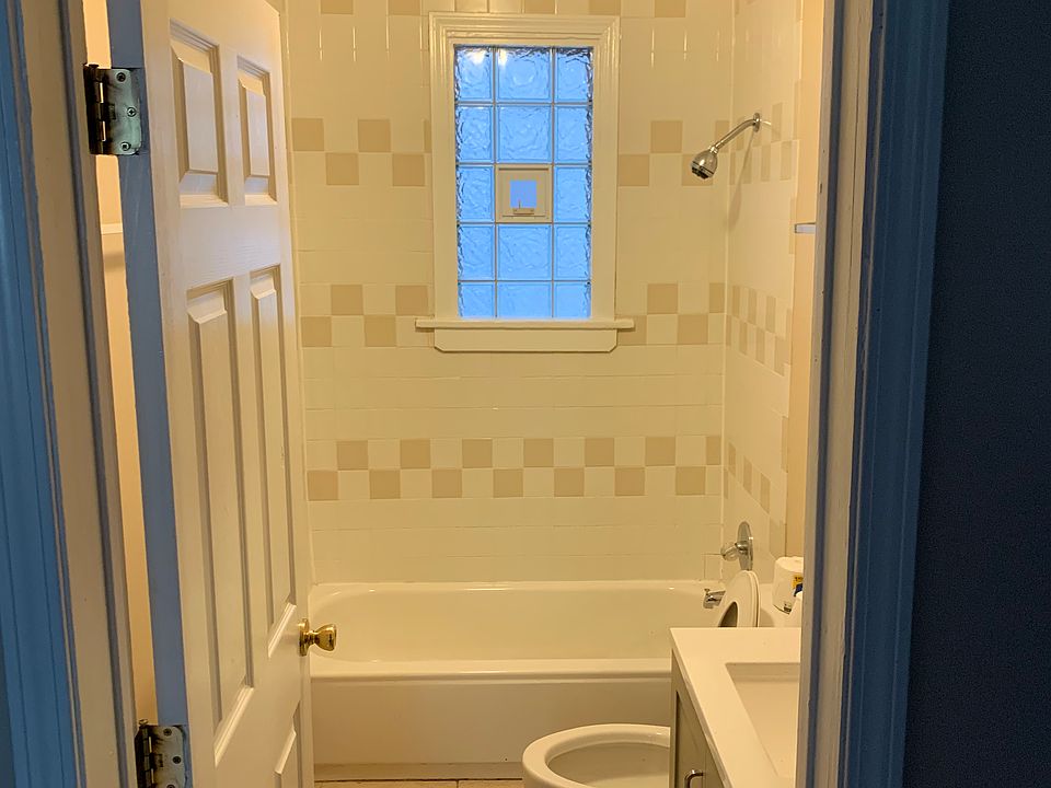 2nd image of 851 W 53rd St