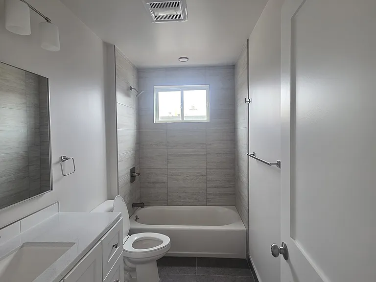 La Playa Apartments — Photo 10