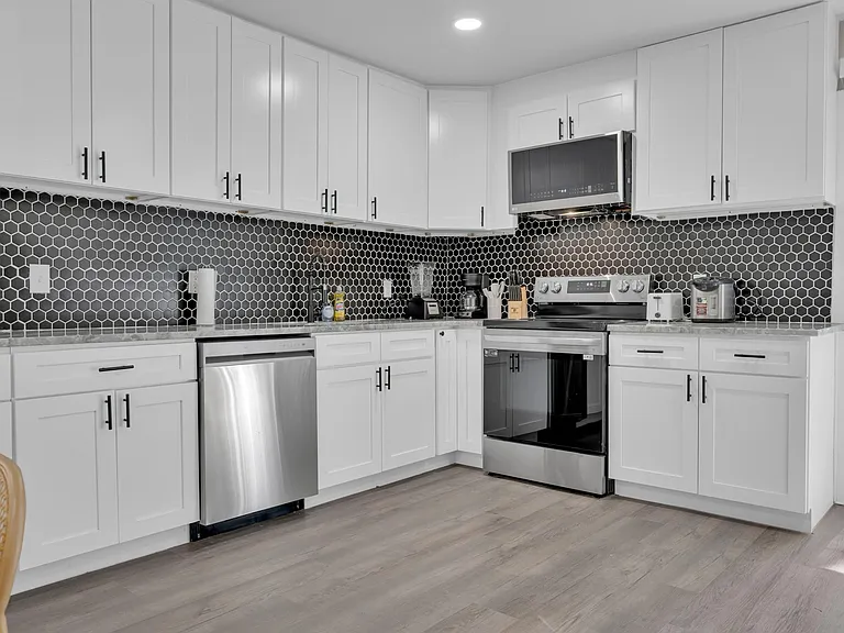 18 Montrose Dr — Photo 9