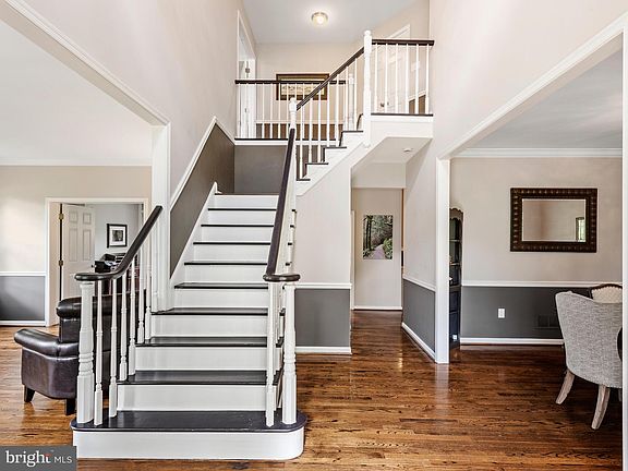 3rd image of 4 Yarmouth Ln
