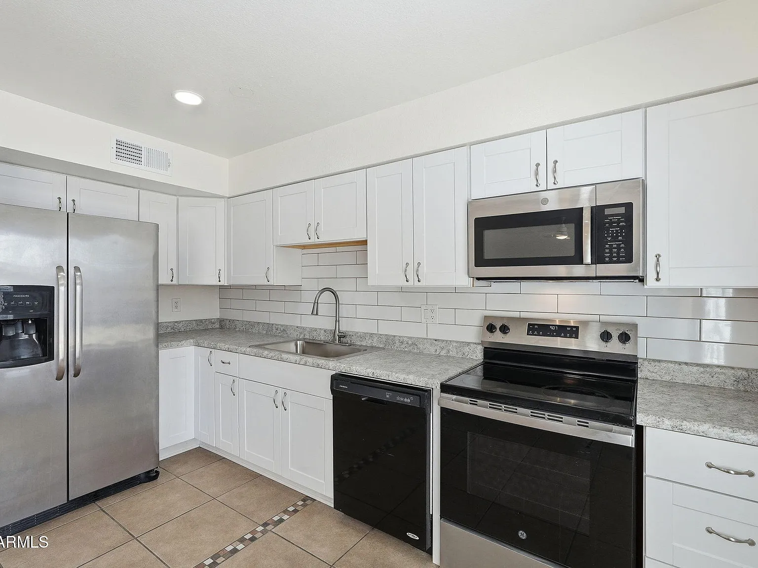 3 bed, 1176 sqft, $2,100 — Photo 4
