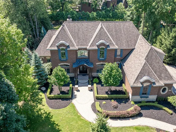 2707 Turtle Lake Dr, Bloomfield Hills, MI 48302