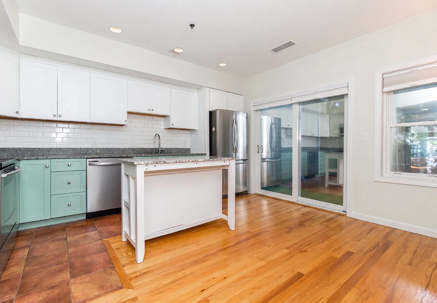 2 bed, 1.5 bath, 1103 sqft, $3,900 — Photo 2