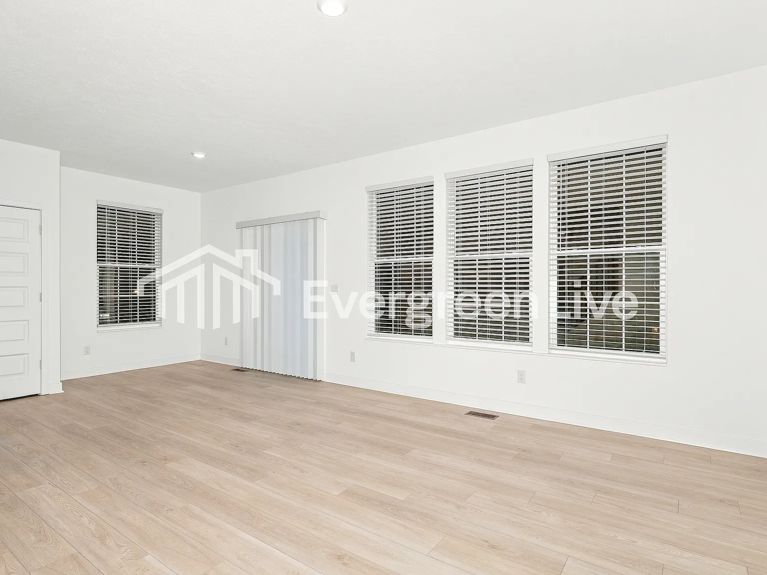 3 bed, 3.0 bath, 2063 sqft, $2,180 — Photo 3