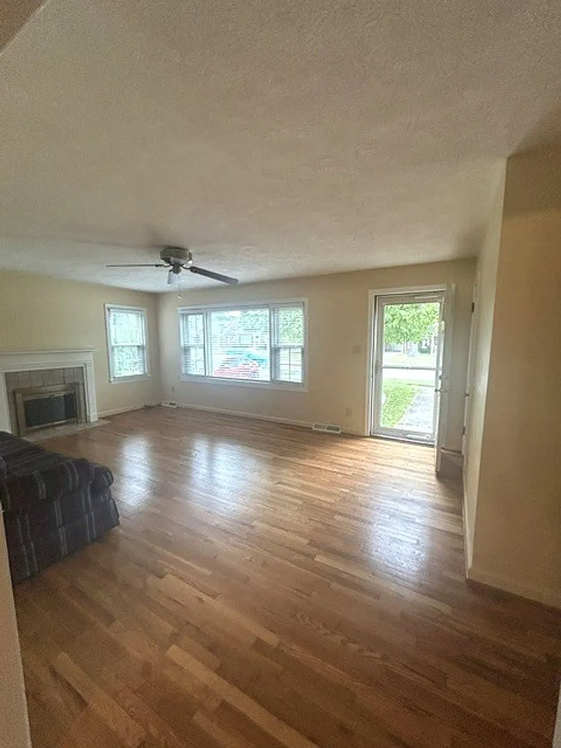 Cape Cod 1 1/2 Story in Southland 20260928 — Photo 4