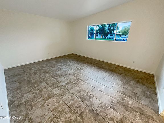 5th image of 725 E WESLEYAN Drive