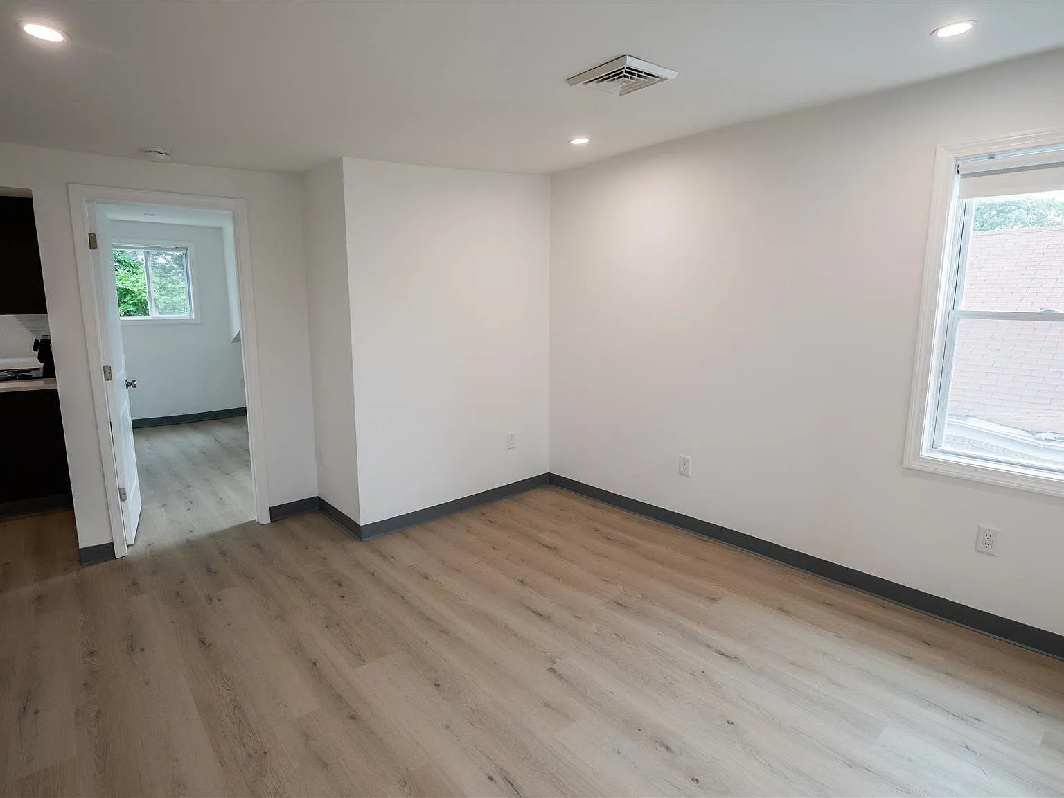3 bed, 1207 sqft, $4,000 — Photo 2