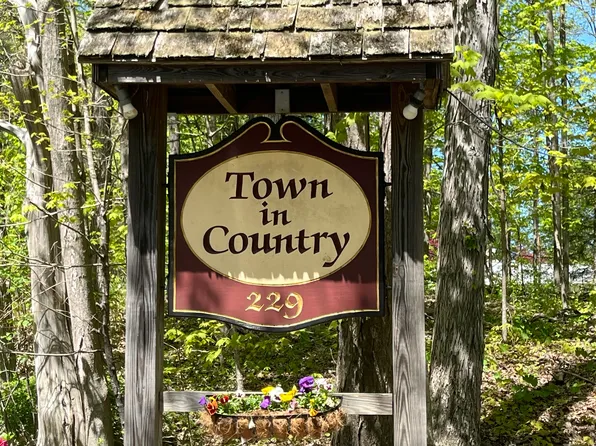 229 Bacon Pond Road APT 121, Woodbury, CT 06798