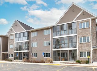 207 Oconomowoc Pkwy, Oconomowoc, WI 53066