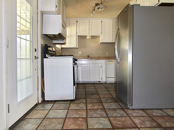 4th image of 203 Hoover Cir