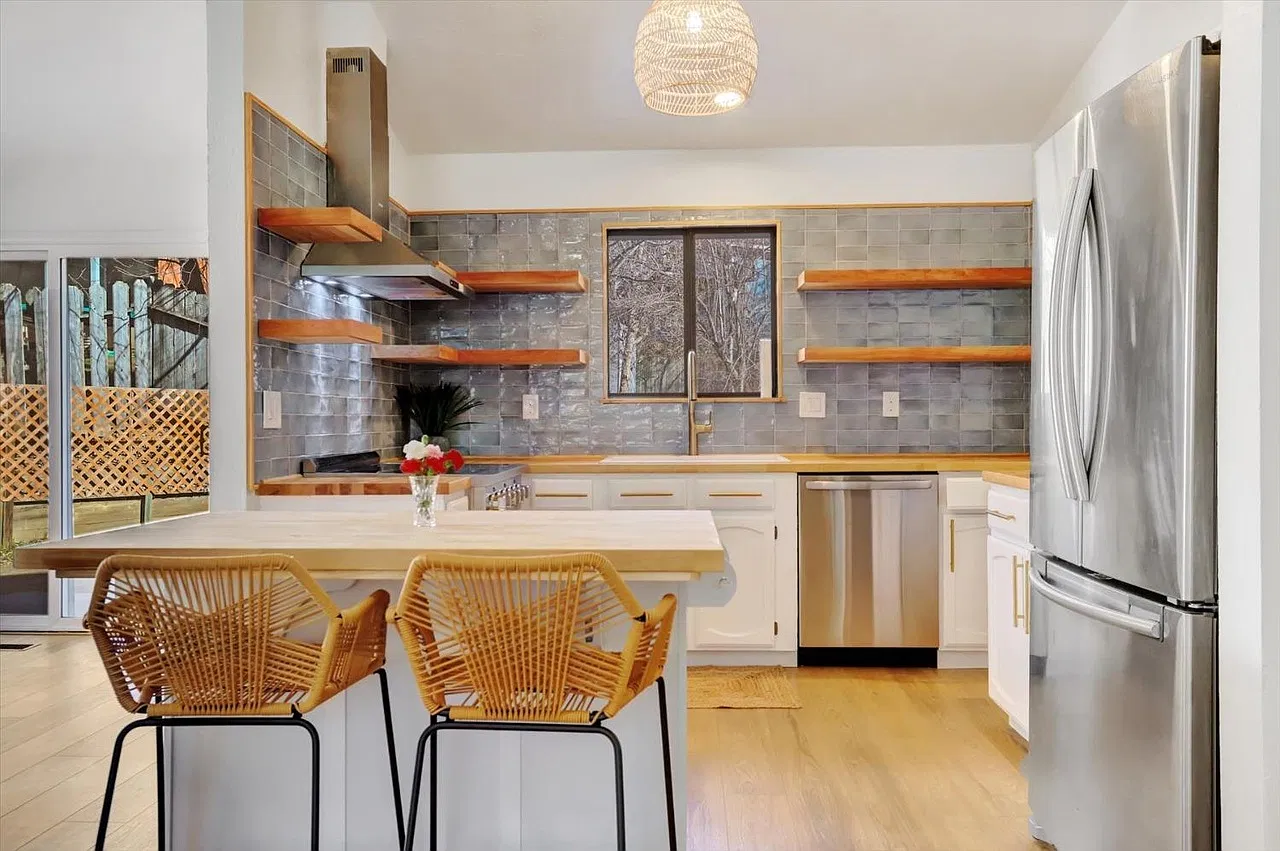 749 Doris Dr — Photo 1