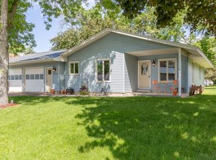 1127 Jackson St S, Shakopee, MN 55379