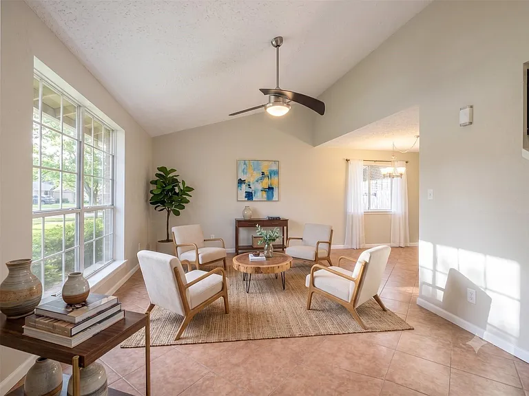302 Morningside Dr — Photo 3