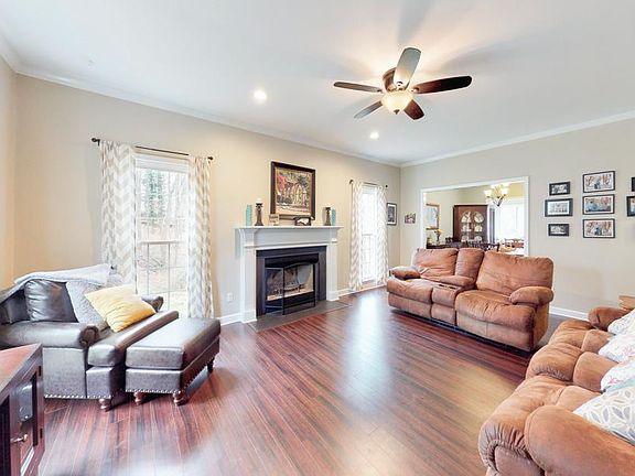 2nd image of 934 Medie Ave