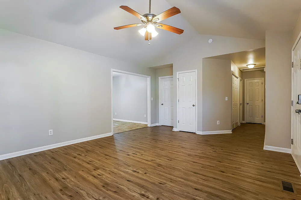 3 bed, 2.0 bath, 1294 sqft, $1,860 — Photo 4