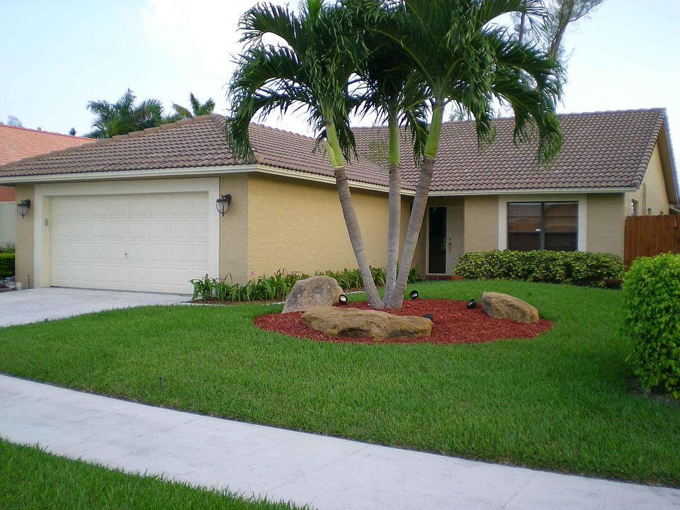 3BR/2Ba w/pool on lake