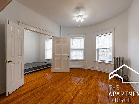 2nd image of 1430 N Hoyne Ave APT 1