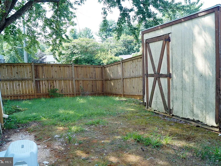 402 Forest Ct — Photo 17
