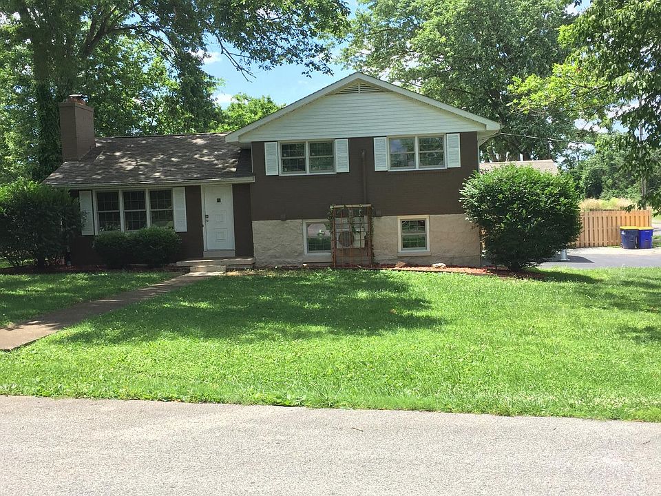 $850.00 per month Front three bedrooms same building 2 bedro