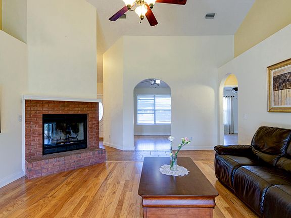 5th image of 816 W 8th Street Cir