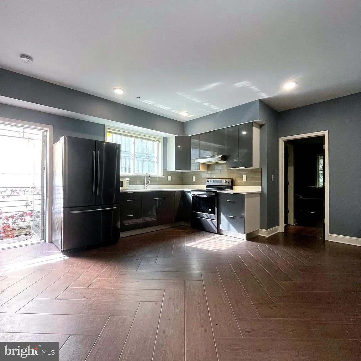 2 bed, 2.0 bath, 3180 sqft, $1,800 — Photo 1