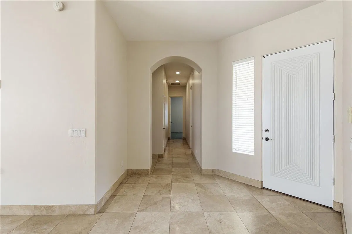4 bed, 2343 sqft, $3,000 — Photo 2