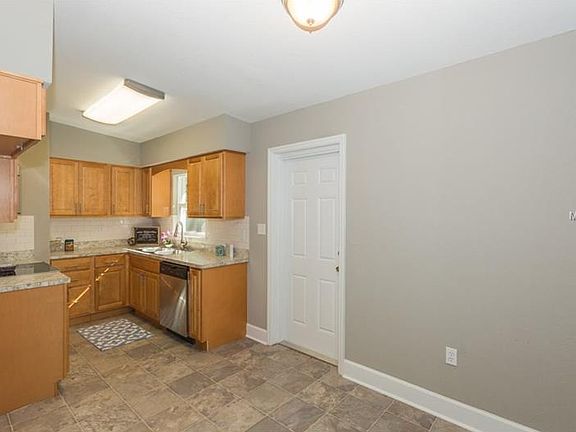 4th image of 835 Pinecrest Dr W