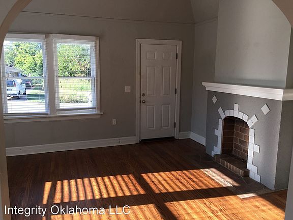 4th image of 1419 E Park Pl #B