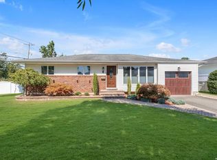 2 Benmor Ct, Plainview, NY 11803