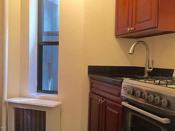 5th image of 247 E 77th St #2